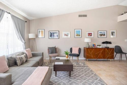 Vegas Haus/ Heated Pool/ 15 min to Las Vegas Strip