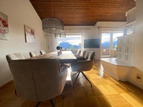 a dining room with a long table and chairs at Villa Alpenblick in Füssen