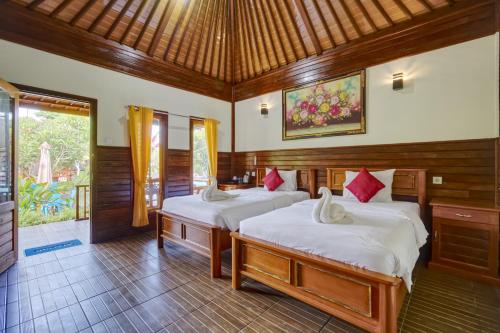a bedroom with two beds in a room at Putri Nusa Beach in Nusa Penida