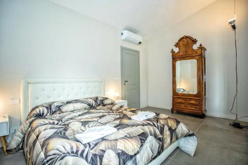 a bedroom with a bed and a dresser and a mirror at Villa Giuliana in Arezzo