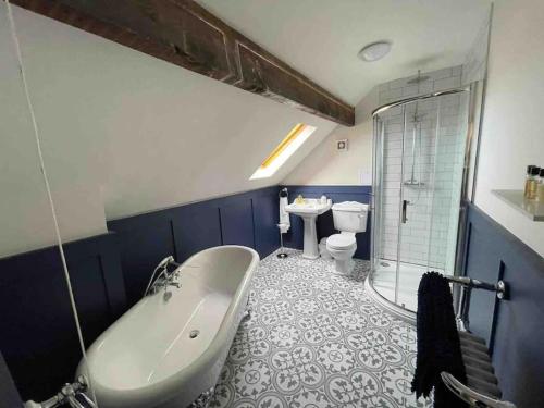 un bagno con vasca, WC e lavandino di Sundial Cottage, Stunning 3 Bed Cottage with Hottub a Skelton