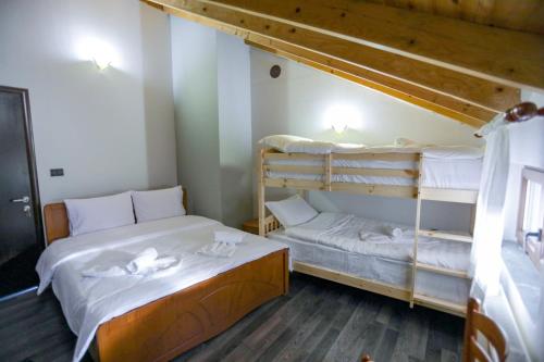 Zimmer mit 2 Etagenbetten in einem Zimmer in der Unterkunft Vila Mata in Voskopoja