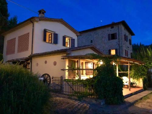 MonterchiにあるBelvilla by OYO Il Fienileの夜の大白い家