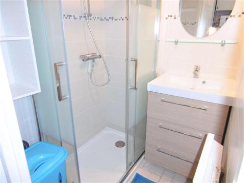 La petite salle de bains est pourvue d'une douche et d'un lavabo. dans l'établissement Maisonnette 3 pièces 4 personnes à 50 m du port de St Jacques - SERVANE, à Sarzeau