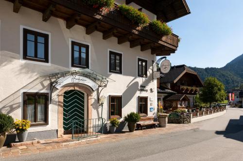 a building with a green door on a street at DAS Hintersee in Hintersee