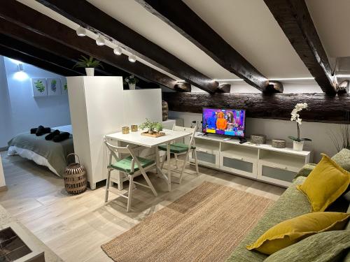 een woonkamer met een tafel en een televisie bij Casa Cullerer in Amposta