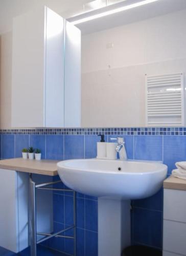Double Space Apartment - Milano Santa Giulia- 6 guests 2 bedrooms 2 bathrooms-Airport -Train-Garage