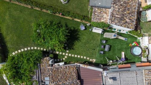 an overhead view of a yard with a house at La Casa dei Nonni in Isola del Gran Sasso dʼItalia