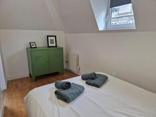 une chambre avec un lit avec deux serviettes dessus dans l'établissement Charmant T2 - Hypercentre Rouen - 295, à Rouen