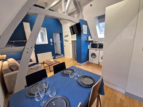 une salle à manger avec une table bleue et des verres à vin dans l'établissement Charmant T2 - Hypercentre Rouen - 295, à Rouen