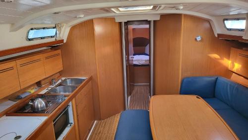 a kitchen with a sink and a table in a boat at Velero Beneteau Cyclades 43.4 in Palma de Mallorca