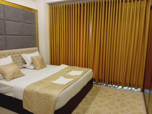 sypialnia z łóżkiem z dwoma ręcznikami w obiekcie Ocean Breeze Hotel Residencies Luxury Studio Apartment - Negombo w Negombo