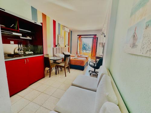 una camera con cucina e un soggiorno con divano di Aphrodite Apartments ad Agios Gordios