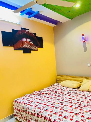una camera con un letto con una coperta rossa e bianca di Damsi immo a Ouagadougou