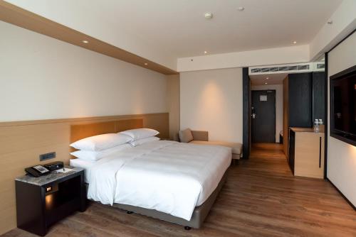 Postel nebo postele na pokoji v ubytování Sheraton Taoyuan Hotel