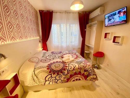 Dormitorio pequeño con cama con flores en MuchoMadrid Apartments, en Madrid