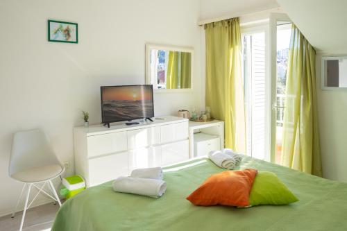 Un dormitorio con una cama con almohadas de colores. en Villa Ruza, en Dubrovnik