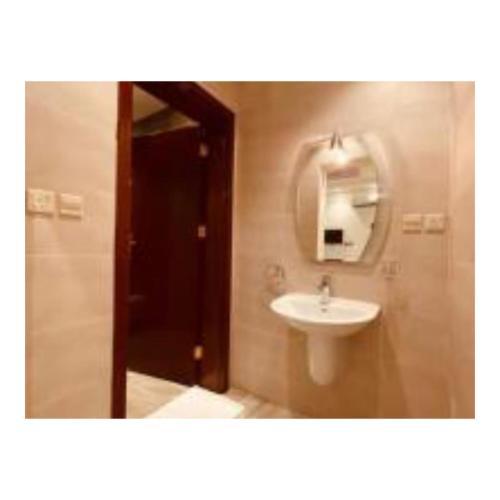 uma casa de banho com um lavatório e um espelho em Diamond suites em Al Madinah