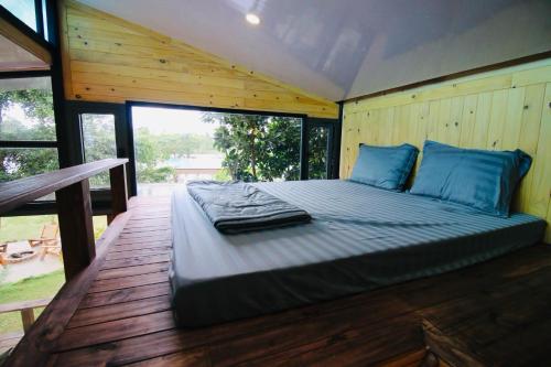 duże łóżko w pokoju z dużym oknem w obiekcie Bình An lake view w mieście Buôn Ma Thuột