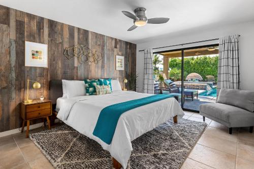 - une chambre avec un lit, un canapé et une chaise dans l'établissement Villa Del Sol, à Palm Springs