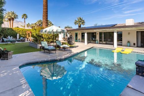 - une piscine dans une cour avec une maison dans l'établissement Villa Del Sol, à Palm Springs
