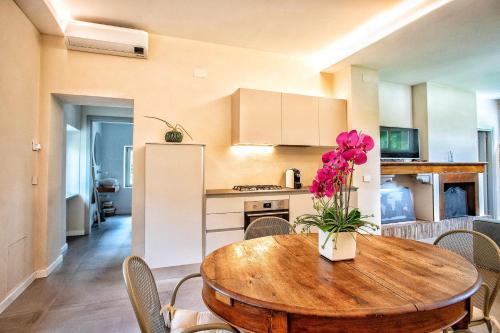 a kitchen and a table with a vase of flowers on it at Villa Giuliana in Arezzo