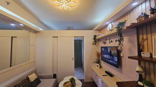 salon z kanapą i telewizorem w obiekcie Awesome Value, Great Location w mieście Manila