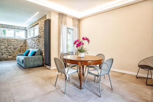 a dining room with a table and chairs at Villa Giuliana in Arezzo