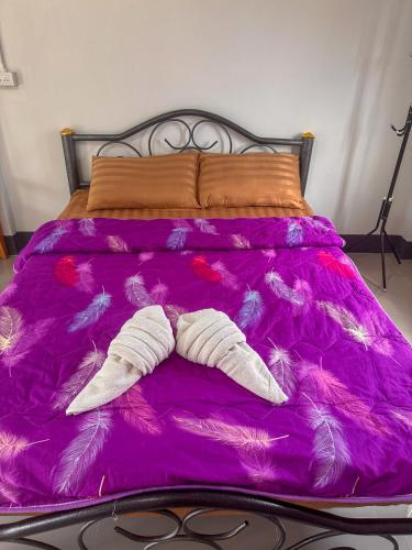 a purple bed with two m m m m m m m m m m m at Nakra Hill Mae on in Ban On Luai