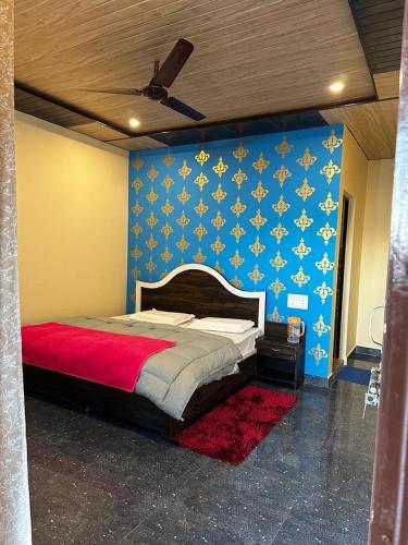 una camera con un letto con una parete blu di BluePearlHomeStay a Ukhimath