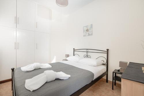 a bedroom with a bed with white towels on it at Starfish Complex in Porto Rafti