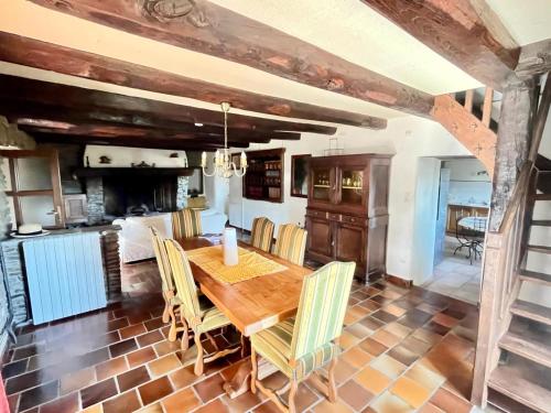 une cuisine et une salle à manger avec une table et des chaises en bois dans l'établissement Domaine de la Mazière, à Saint-Hilaire-de-Lavit