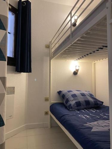 - une chambre avec des lits superposés et un oreiller dans l'établissement Bord de mer, terrasse, tout à pieds, à Cannes