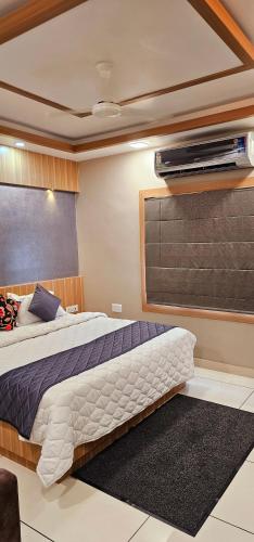 a bedroom with a large bed and a window at Hotel Royal Wings in Elūr