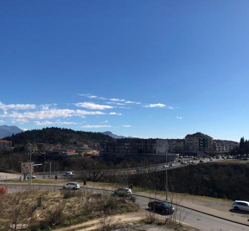 uma vista para uma cidade com carros numa estrada em Sunny place em Podgorica