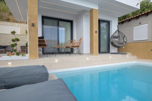 Bazén v ubytování Vrachos Luxury Maisonettes nebo v jeho okolí