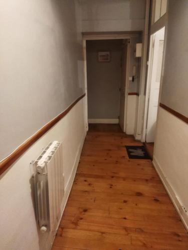 um corredor vazio com um radiador num quarto em Appartement de Charme au Cœur de Bourg-en-Bresse ! em Bourg-en-Bresse