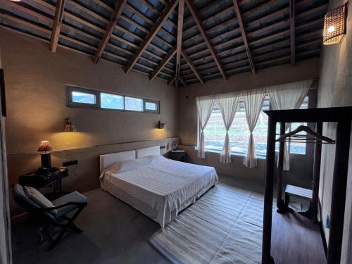 - une chambre avec un lit et 2 fenêtres dans l'établissement Pala Dharamshala - Mountain Cottage, à Dharamsala