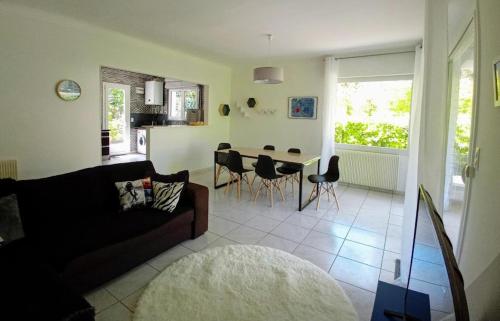 un salon avec un canapé et une table dans l'établissement L&B Pereire Arcachon 6 pers, 700m plage Pereire, à Arcachon