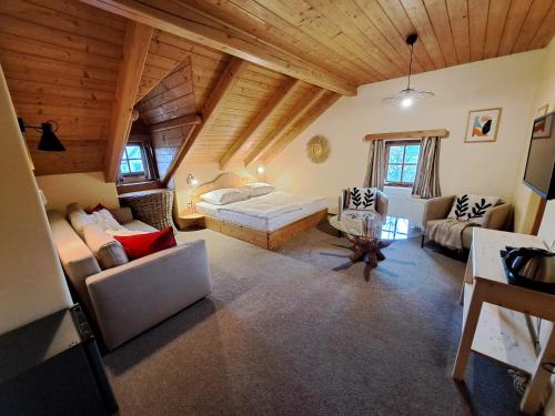 salon z meblami i drewnianym sufitem w obiekcie Hotel Frýdl w Pradze