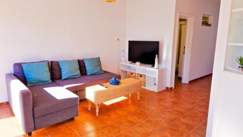 sala de estar con sofá y mesa en El Levante en Caleta de Sebo