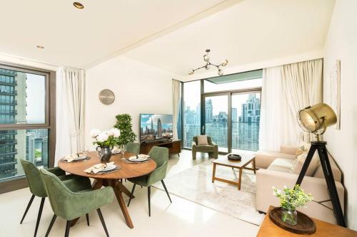 uma sala de estar com uma mesa e cadeiras e um sofá em Prime Retreats @ Burj Crown by Emaar, Downtown dubai em Dubai