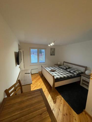 Motel MonTexas : غرفة نوم بسرير كبير في غرفة