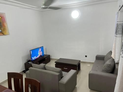 TV a/nebo společenská místnost v ubytování Magnifique appartement bord de Mer à FIDJROSSE