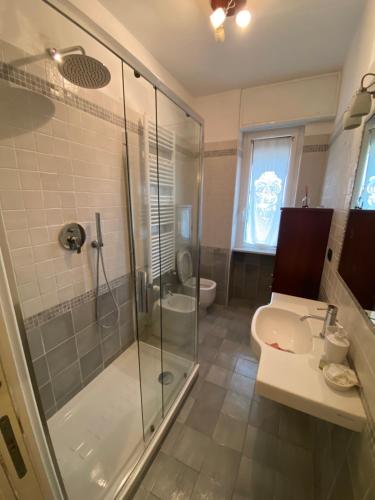La salle de bains est pourvue d'une douche, d'un lavabo et de toilettes. dans l'établissement Casa Bonelli, à Sestri Levante