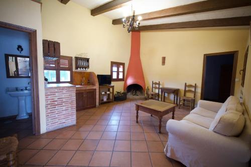 sala de estar con sofá y mesa en Paraje del Hueznar, en Cazalla de la Sierra