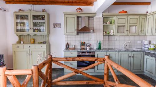Η κουζίνα ή μικρή κουζίνα στο Pénde Traditional Villas