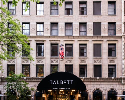 Un palazzo alto con un negozio di fronte di The Talbott Hotel a Chicago