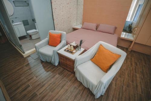 小琉球的住宿－珊瑚假期民宿，小房间,配有一张床和两把椅子
