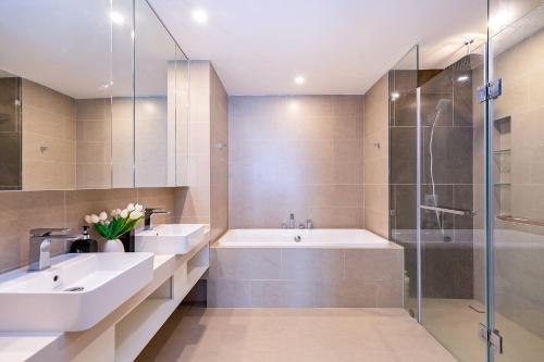 頭頓的住宿－Homestay The Sóng căn hộ nghỉ dưỡng tốt nhất năm 2024，一间带两个盥洗盆和淋浴的浴室